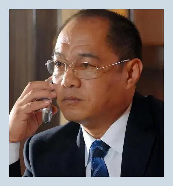 演员赵君与妻子离婚20年,61岁仍单身,前妻带儿子再嫁杜淳父亲