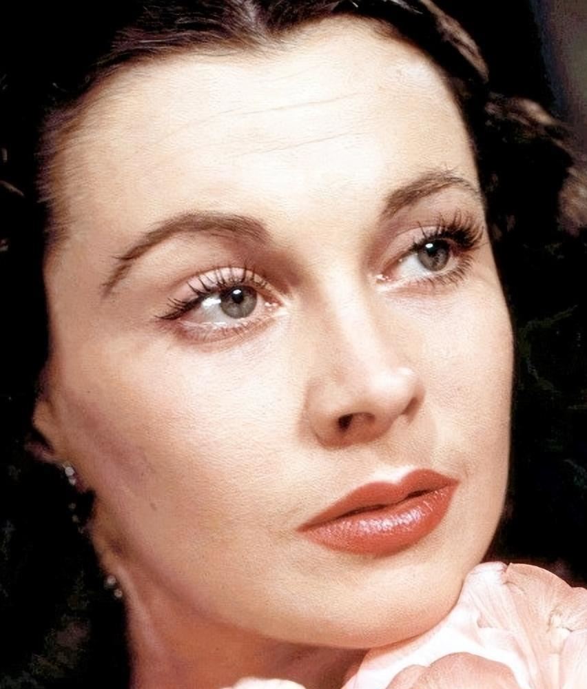 费雯丽和泰勒:容貌相似的旷世美人,猫眼绿和紫罗兰双眸摄人心魄