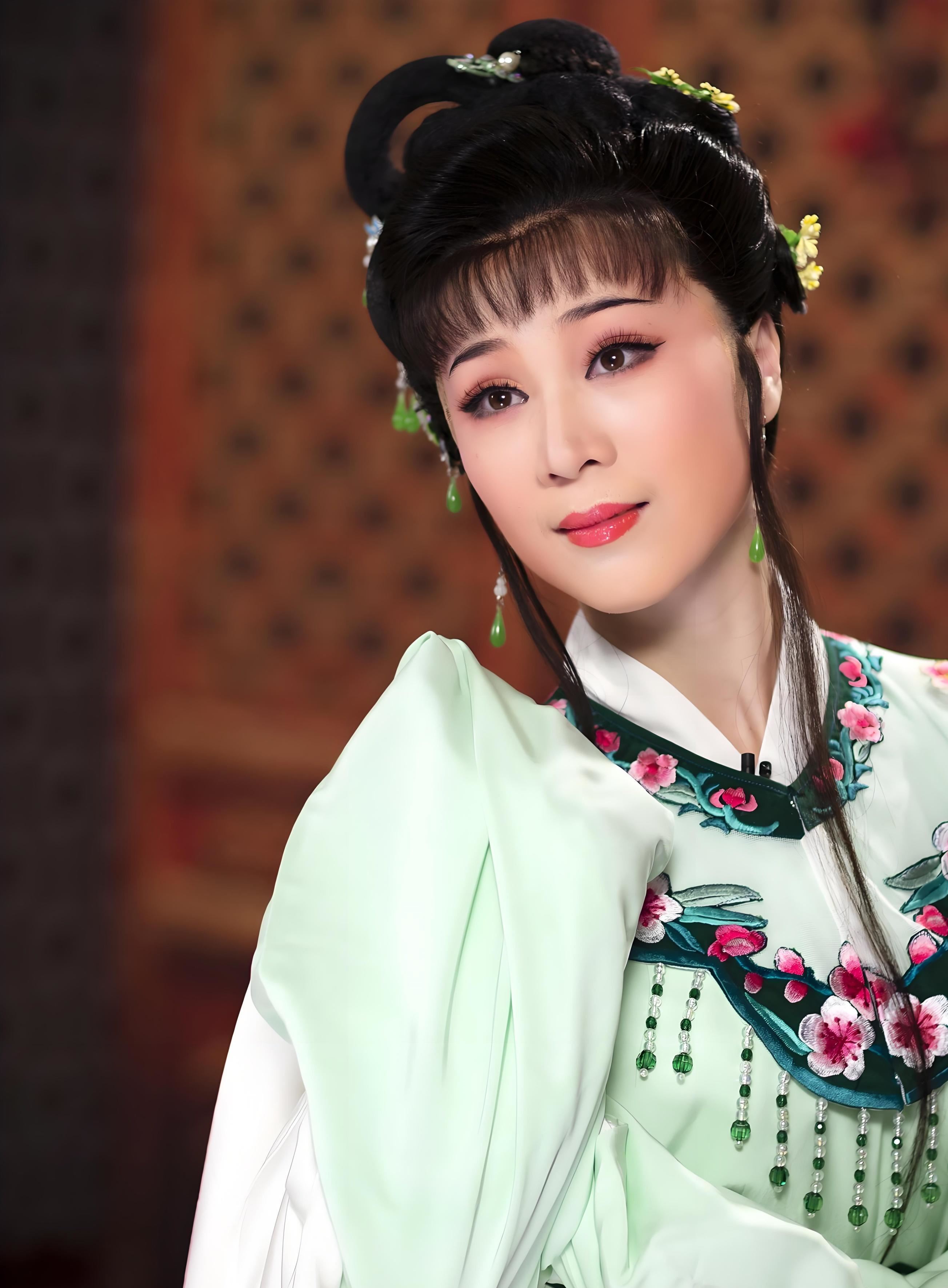 她是越剧第一美人,差点演林黛玉,曾怨恨父亲多年,如今怎样了?