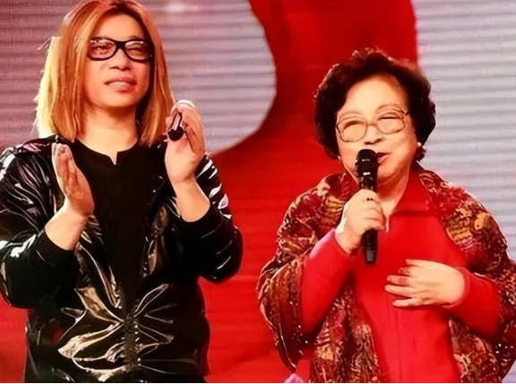 歌手郭峰:22岁年少成名,将一生都献给音乐,61岁仍未婚无子女
