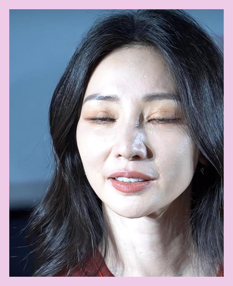 真的老了!44岁柳岩罕见露面,满脸皱纹痘坑藏不住,脖子引争议