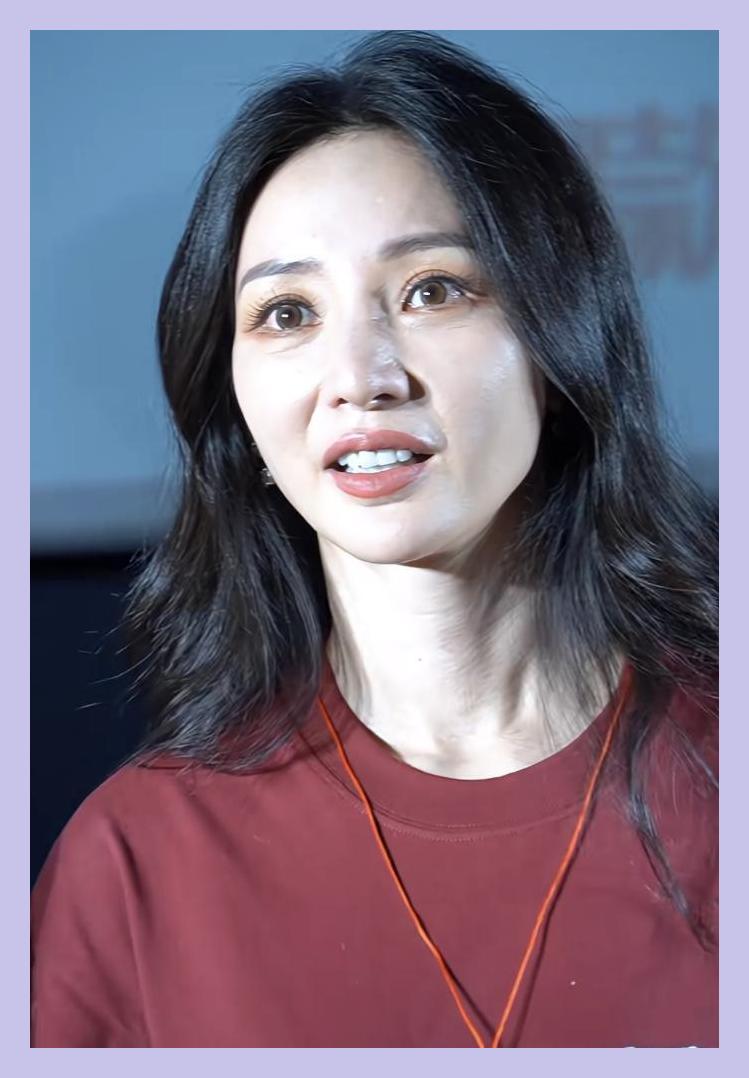 真的老了!44岁柳岩罕见露面,满脸皱纹痘坑藏不住,脖子引争议