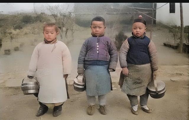 民国儿童老照片:有钱人锦衣玉食,穷人家玩泥巴,外出逃荒最可怜