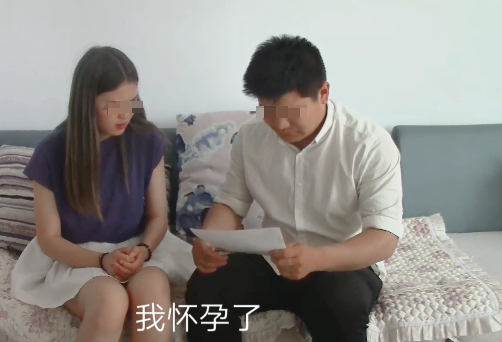 妻子与男闺蜜生下孩子,丈夫假装不知用心照料,周岁宴妻子傻了眼