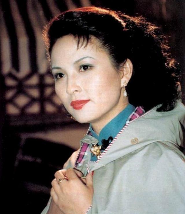 演员李羚:嫁大13岁初恋男友,婚后住10平米废弃车库,现状如何?