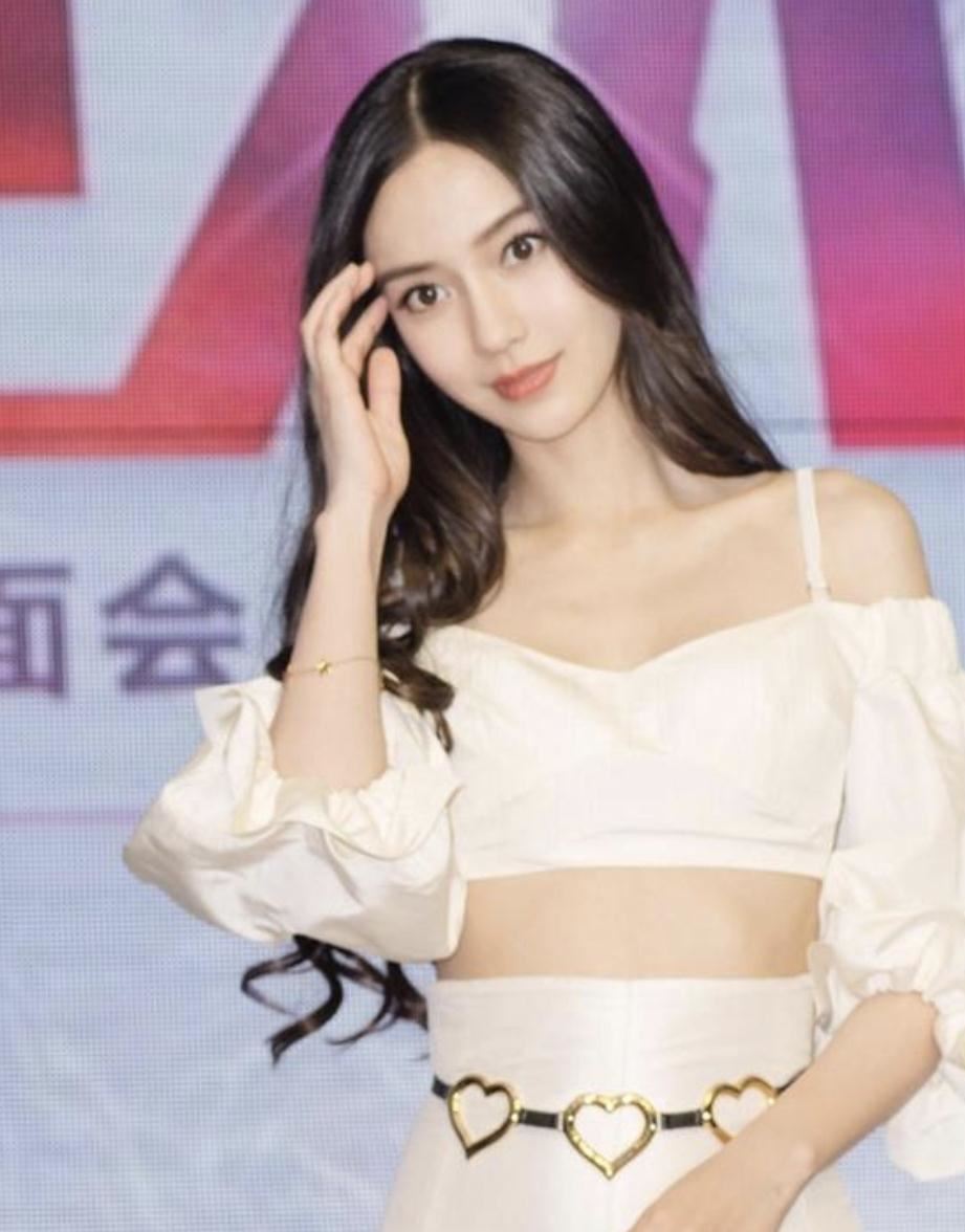 杨颖参加线下活动,"排骨胸"抢镜,处境尴尬体现了世态炎凉