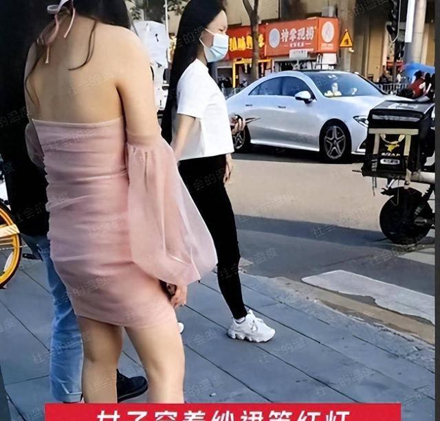 出门忘记穿裙子的女人图片