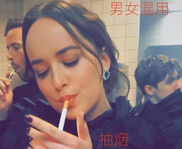 美国红毯一掀开,下面全是蟑螂?公厕一打开,地上坐的全是女明星