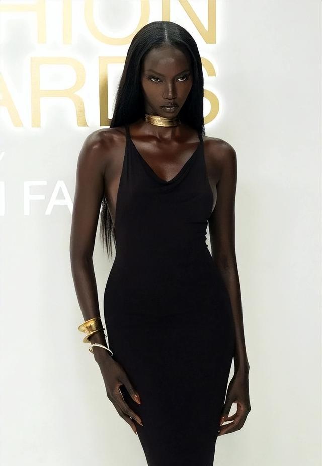 黑人超模anok:腕线过裆大长腿惊人,五官和"黑珍珠"伊曼差远了