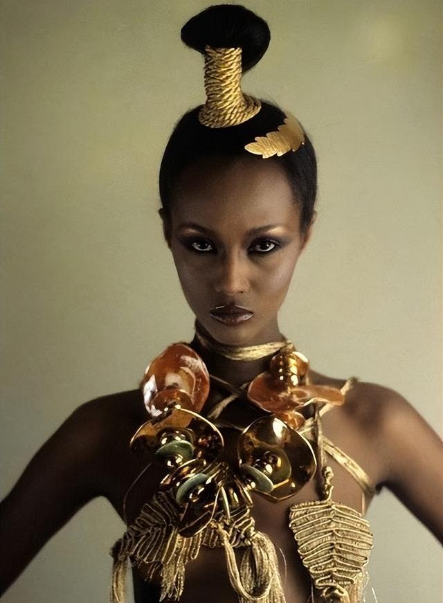 黑人超模anok:腕线过裆大长腿惊人,五官和"黑珍珠"伊曼差远了