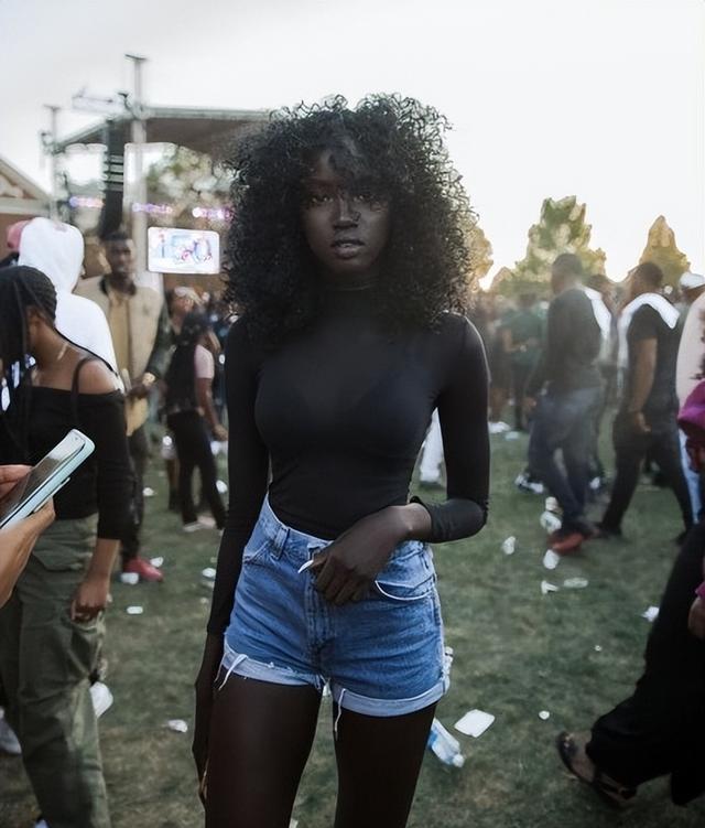 黑人超模anok:腕线过裆大长腿惊人,五官和"黑珍珠"伊曼差远了