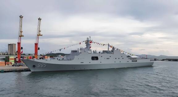 中国海军071型登陆舰排队完成,请祖国人民校对!
