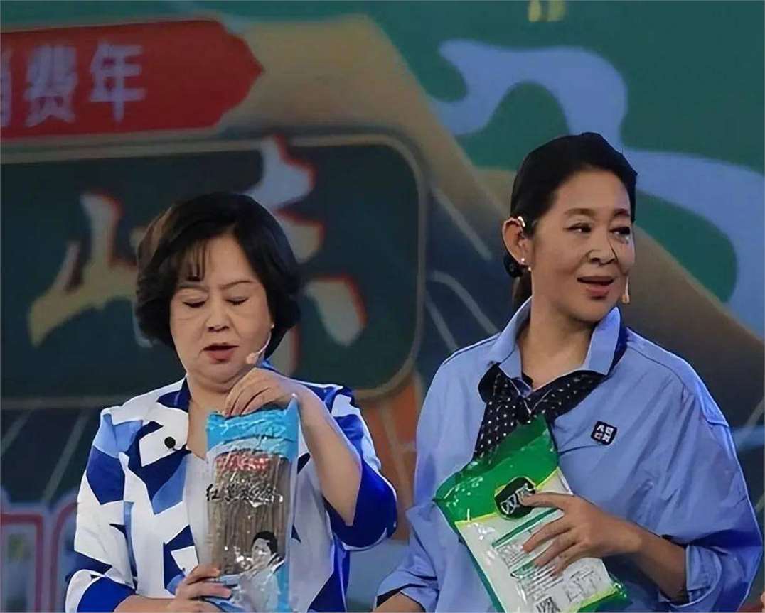 57岁鞠萍与64岁倪萍同框,一个自然丰满像贵妇奶奶,一个干瘦显老