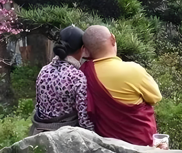 回顾:福建住持和尚和尼姑结婚生子,住别墅开豪车,和尚:卡随便刷!