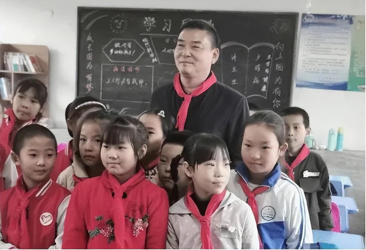 杨靖宇的孙子出任县长助理,母亲教育他:不要拿一分钱工资