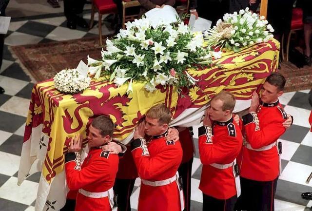 查尔斯为了戴安娜葬礼,不惜与女王母亲争吵,不枉两人15年夫妻