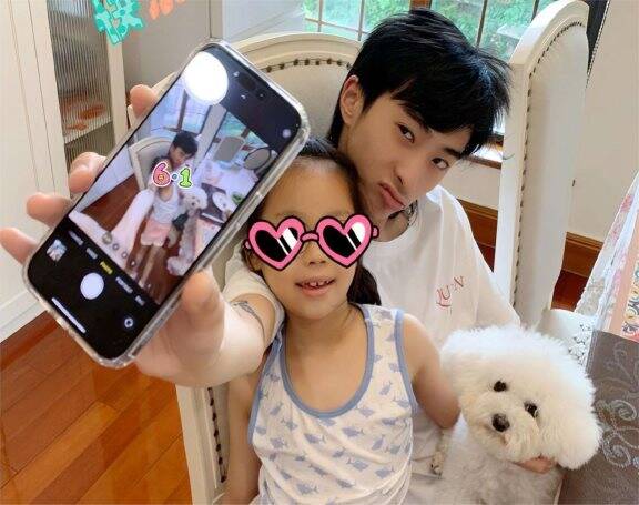 伊能静与丈夫手牵手在机场,秦昊神情严肃得很,和老婆表情不同