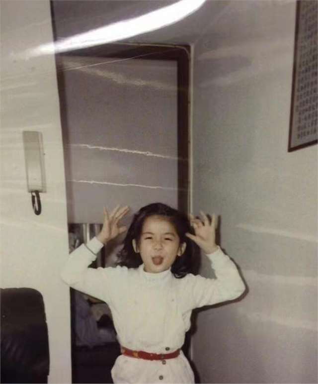 阿sa父亲节晒全家福!妈妈罕见露脸,儿时照片公开,超级无敌可爱