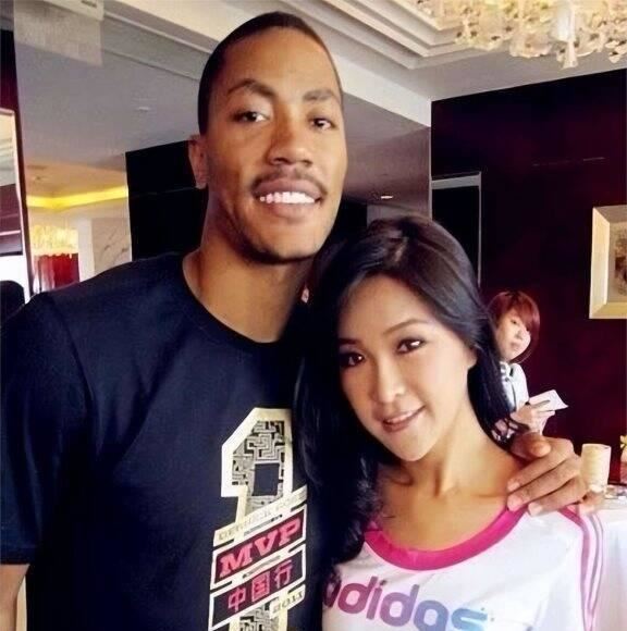 nba主播周玲安,身材傲人却嫁大17岁的美国丈夫,现过得怎样
