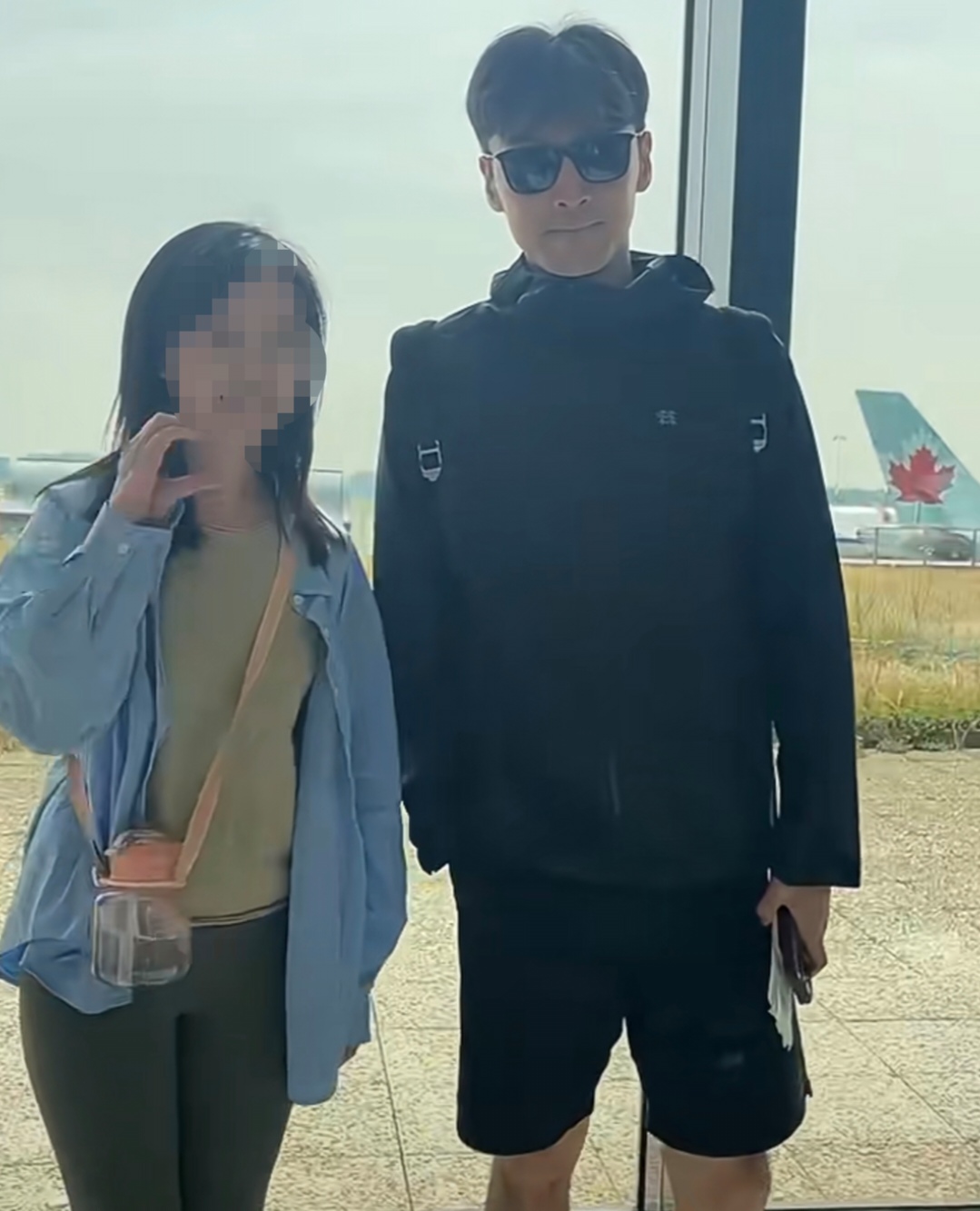 胡歌机场被偶遇,与吴磊罕见同框,妻子黄曦宁疑随行