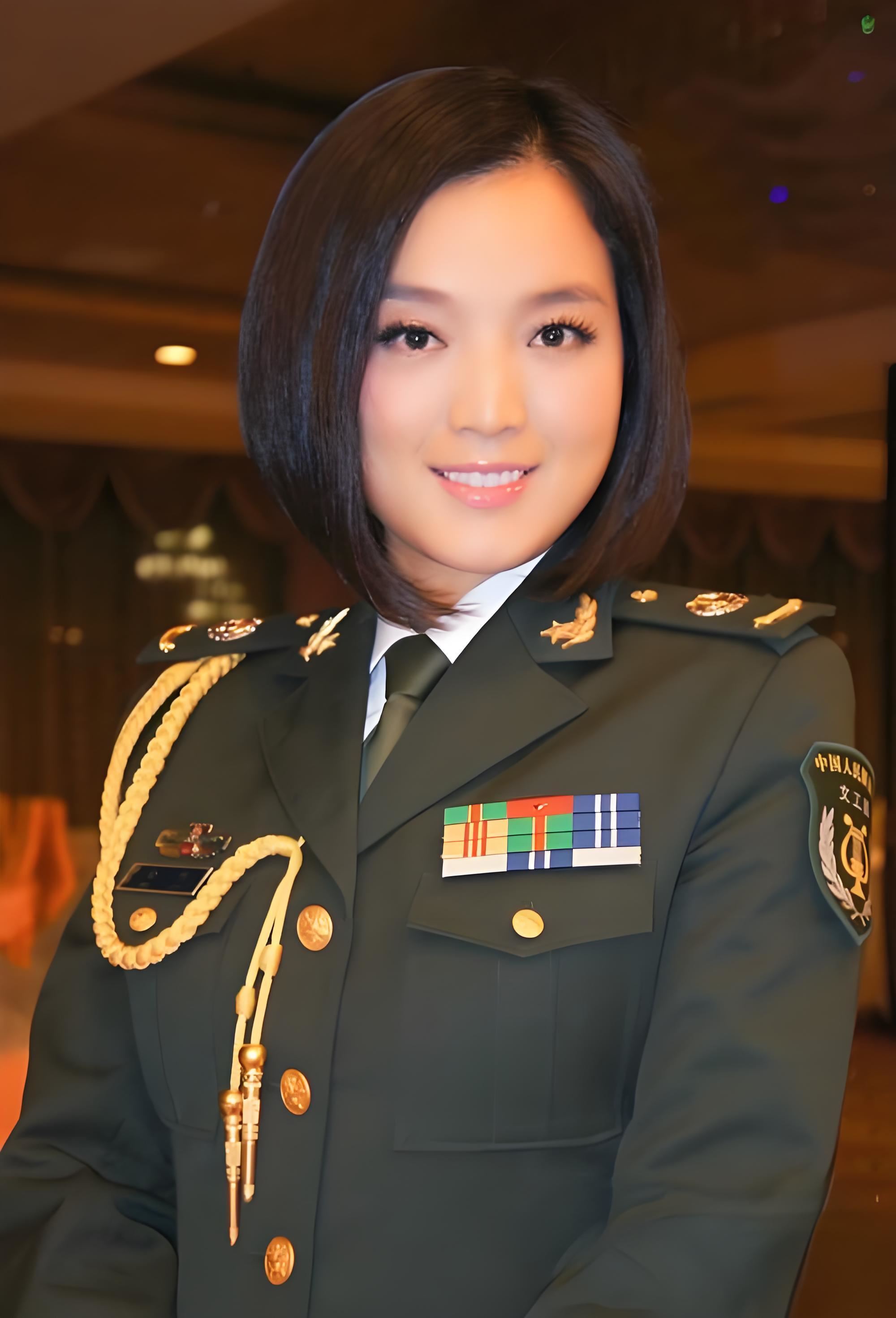 歌手白雪:38岁与富豪离婚,二婚嫁小8岁东北丈夫,现状怎样了?