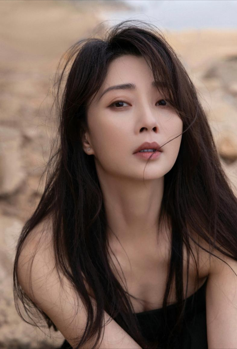 "人间水蜜桃"殷桃数辆豪车换着开,如今生活得像20岁