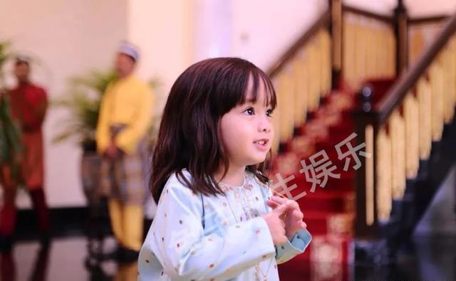 9岁马来西亚小公主庆生,撅嘴鼓腮奶凶奶凶的,这气质娘胎自带啊