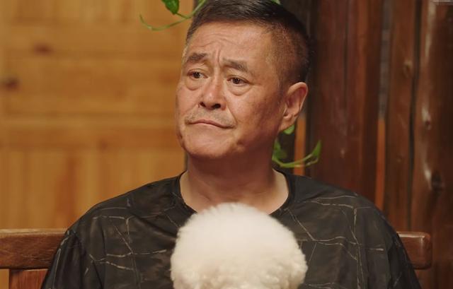 《乡村爱情》中看门大爷"老严头",66岁高调再婚,新娘年轻貌美