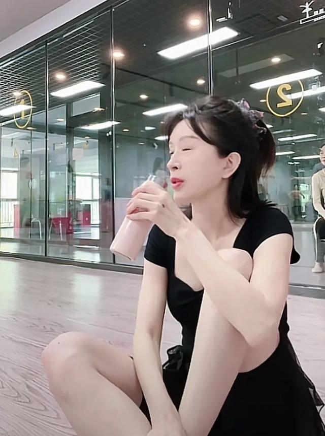 49岁金巧巧直播跳舞,身形纤细皮肤很白,育有一儿一女,偶尔拍戏