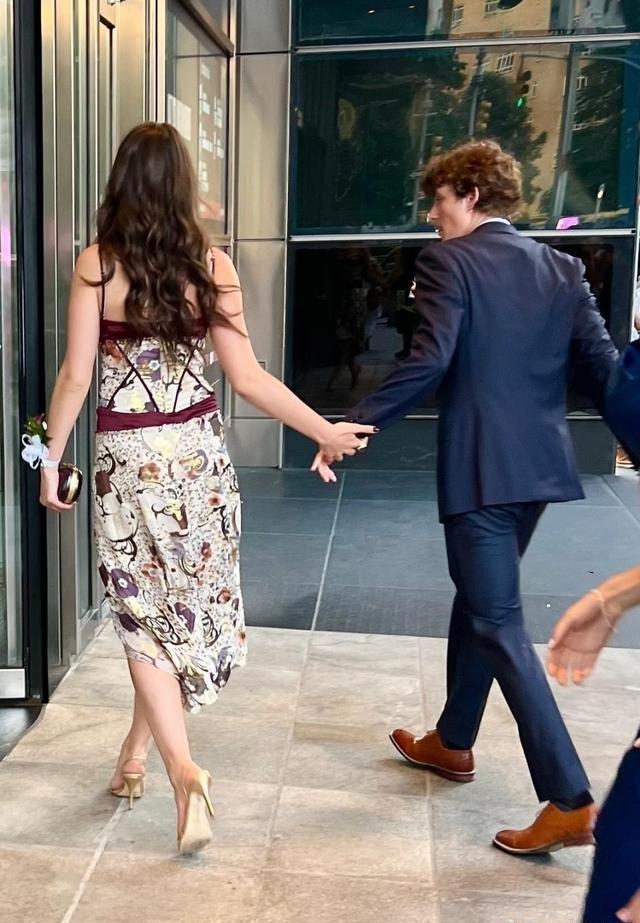 苏瑞穿高跟鞋参加舞会,是女同学里最高的,凯蒂定的目标稳了