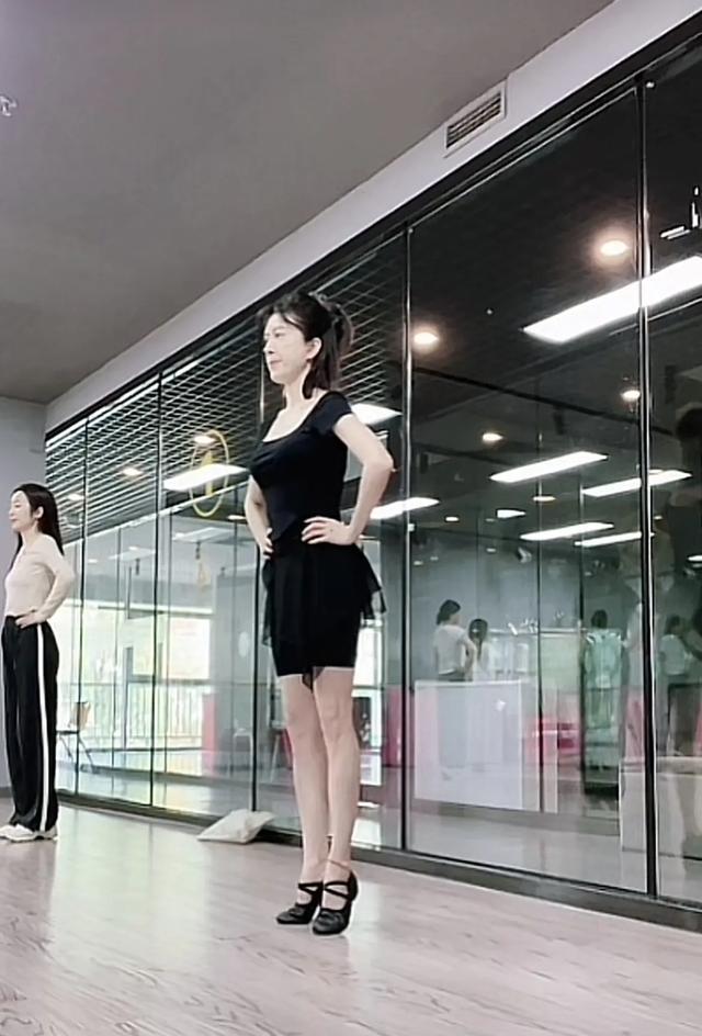 49岁金巧巧直播跳舞,身形纤细皮肤很白,育有一儿一女,偶尔拍戏