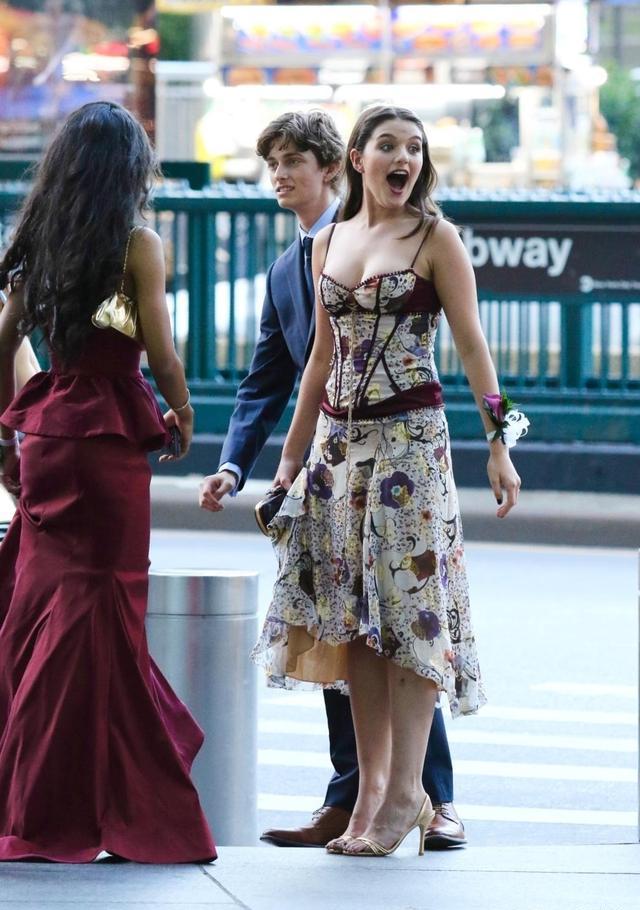 苏瑞穿高跟鞋参加舞会,是女同学里最高的,凯蒂定的目标稳了