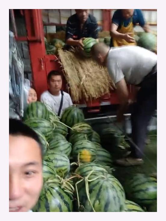 西瓜摊老板被残疾夫妇讹诈,却应该感谢对方,网友一句话道出真相