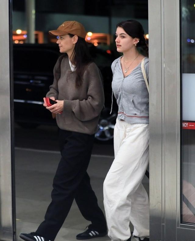 苏瑞穿高跟鞋参加舞会,是女同学里最高的,凯蒂定的目标稳了