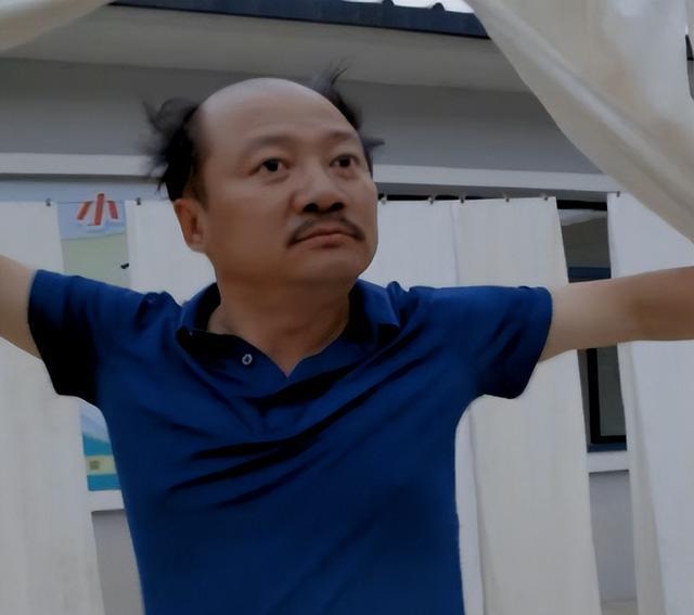 《乡村爱情》中看门大爷"老严头",66岁高调再婚,新娘年轻貌美