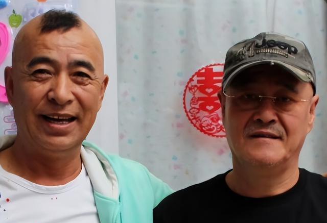 《乡村爱情》中看门大爷"老严头",66岁高调再婚,新娘年轻貌美