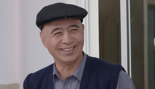 《乡村爱情》中看门大爷"老严头",66岁高调再婚,新娘年轻貌美