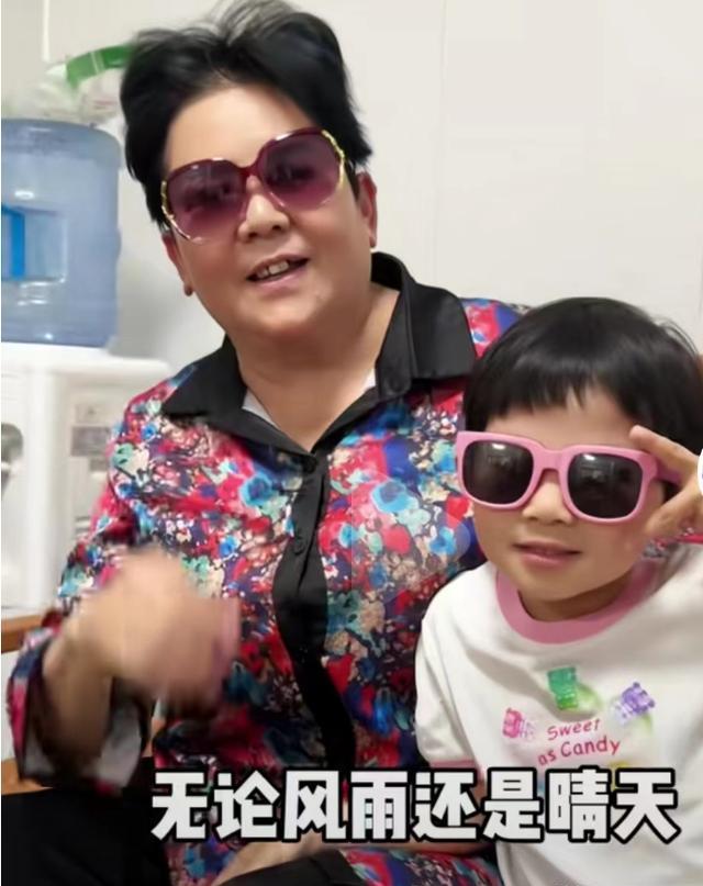 4岁小天赐73岁爸爸感慨现状艰难,老伴车祸卧床,家中被嘲脏乱差