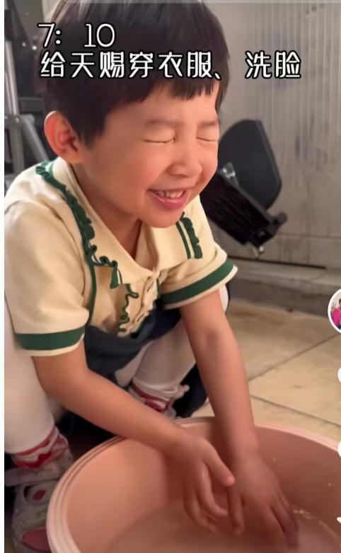 4岁小天赐73岁爸爸感慨现状艰难,老伴车祸卧床,家中被嘲脏乱差