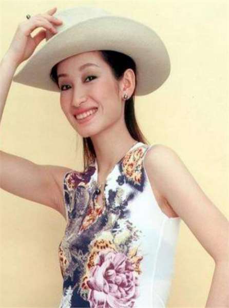 与李湘前夫分手1年后,转身嫁王新军的秦海璐,现在过得怎么样?