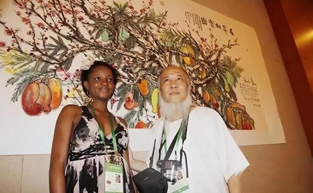 青海画家娶小30岁非洲美女,生下混血儿子后剃度出家,如今后悔吗