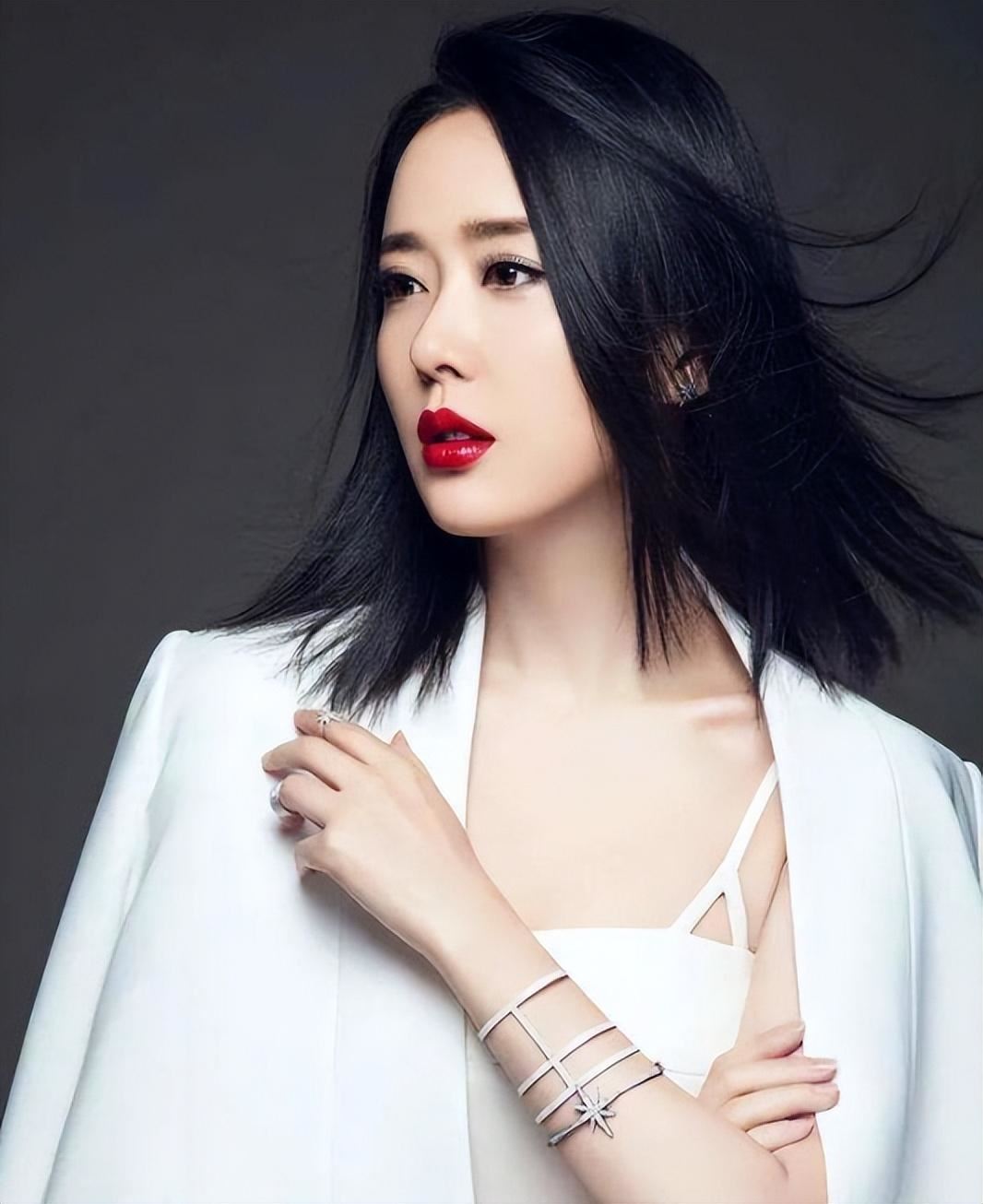 著名演员颜丹晨:44岁为小丈夫生儿子,家庭美满,幸福安康