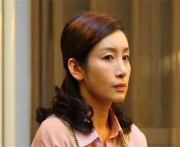 与李湘前夫分手1年后,转身嫁王新军的秦海璐,现在过得怎么样?