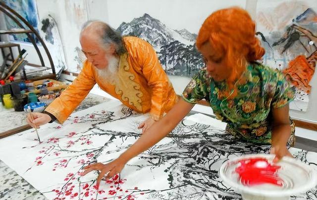 青海画家娶小30岁非洲美女,生下混血儿子后剃度出家,如今后悔吗