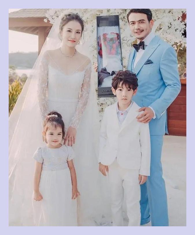 杨烁与王黎雯婚变传言破冰,海滩同框秀恩爱,一家四口高颜值亮相