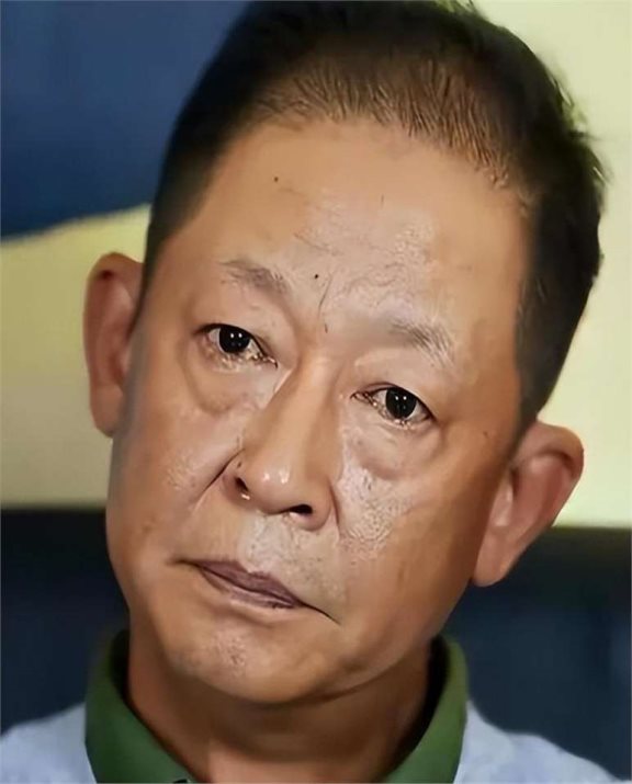 57岁王志文近照爆出!发福谢顶,与女友人拥抱乐开花