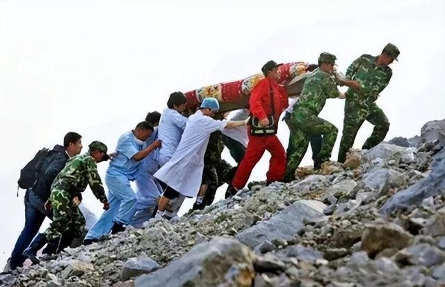 地震救援官兵图片