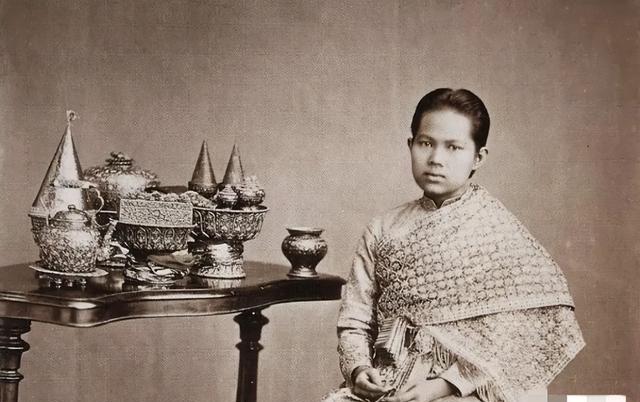 拉玛五世:泰国千古一帝,娶4个亲妹妹,纳150个妃子,生77个孩子