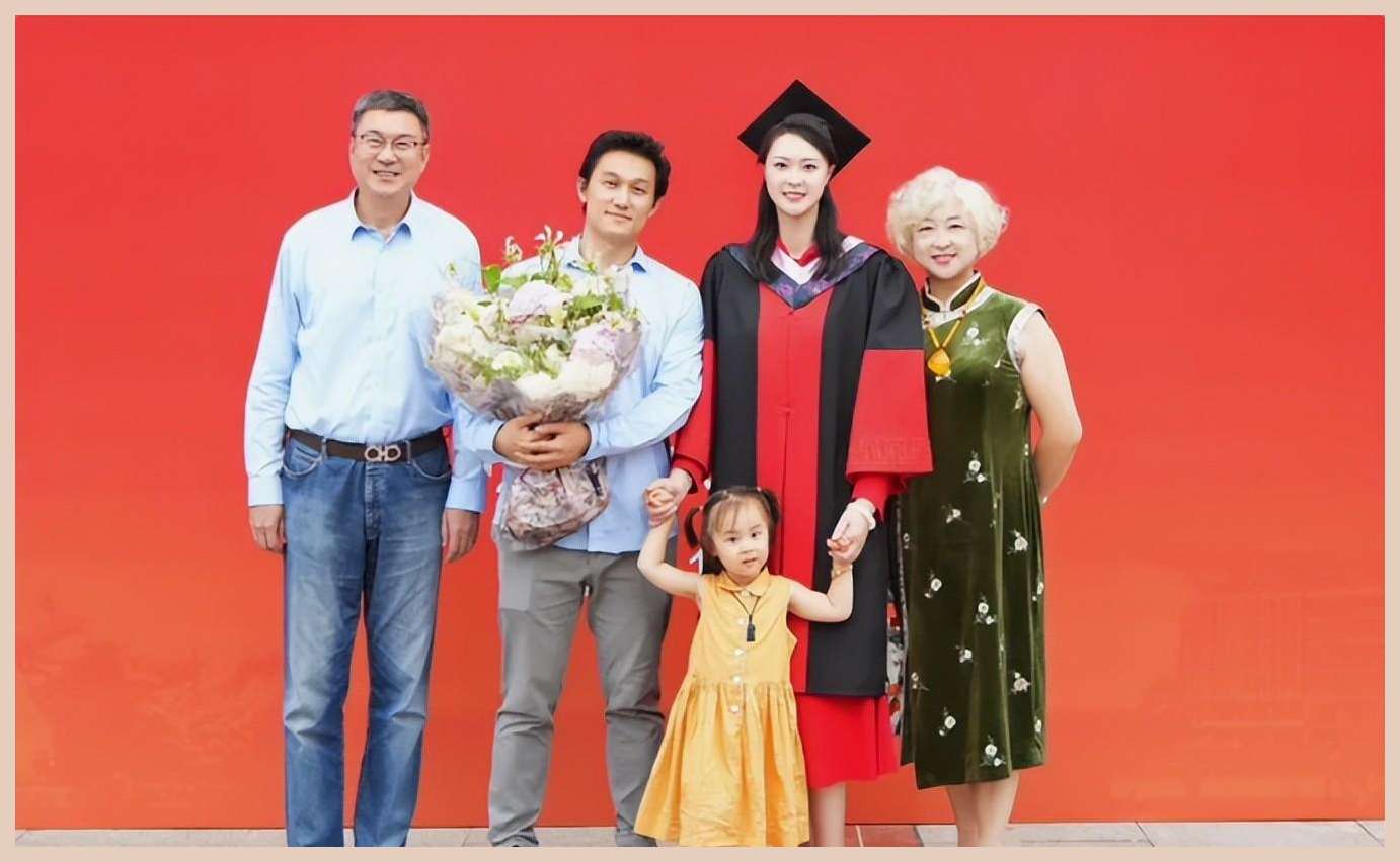 前女排队长惠若琪晒博士毕业照,老公女儿惊喜现身,女儿身高瞩目