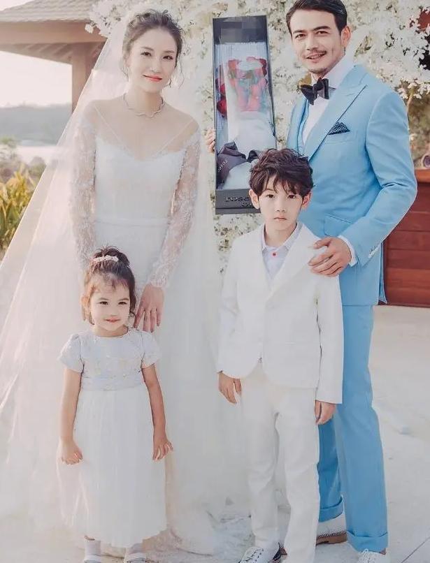 杨烁王黎雯被传婚变2年终于同框,海边牵手漫步,儿女颜值都好高